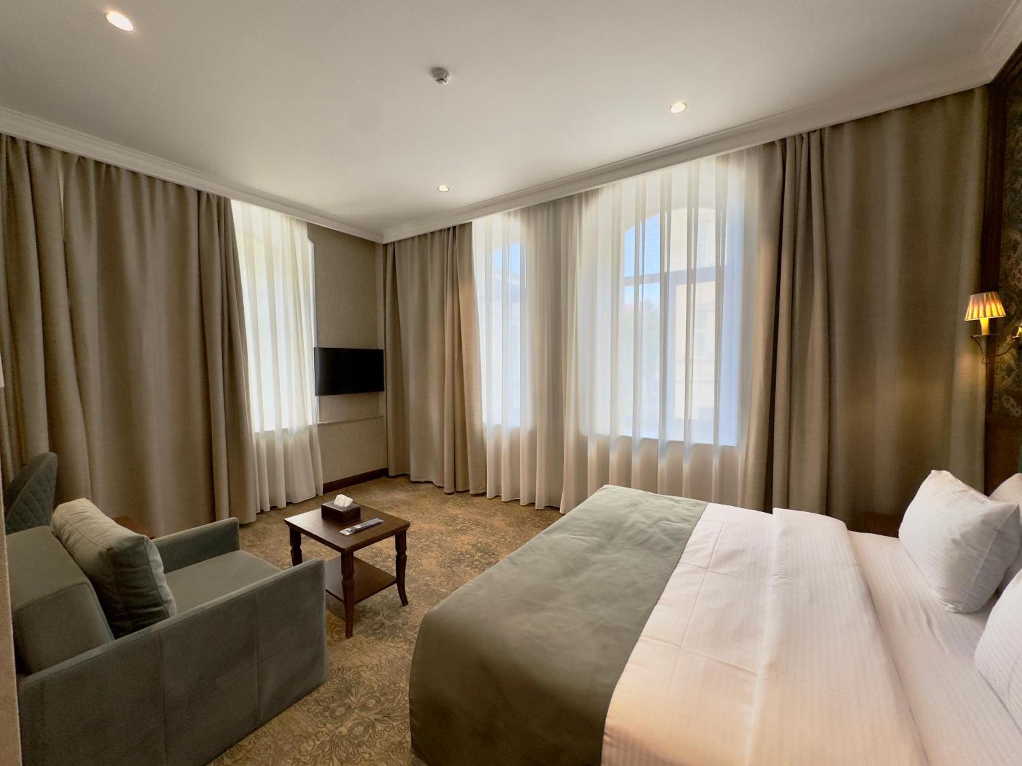 Midway Baku Hotel Экстерьер фото